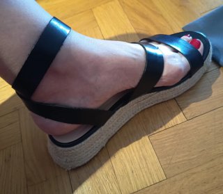 Sandalias negras con cuña de esparto