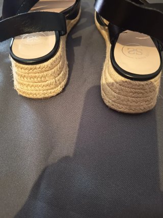 Sandalias negras con cuña de esparto