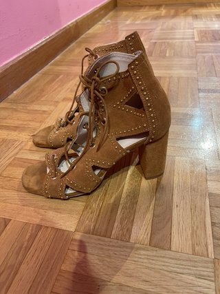 Sandalias marrones de tacón