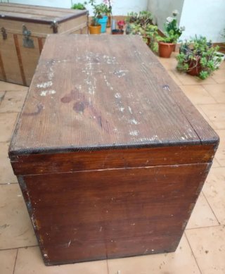 Baúl antiguo de madera vintage