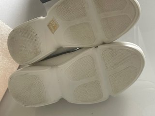 Zapatillas Prada Abotinadas Blancas y Negras