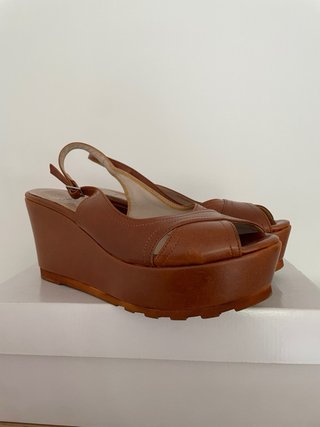 Cinti: Sandalias de piel color marrón.