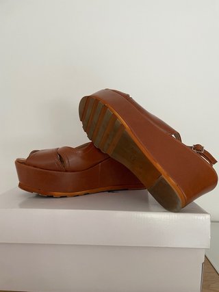 Cinti: Sandalias de piel color marrón.