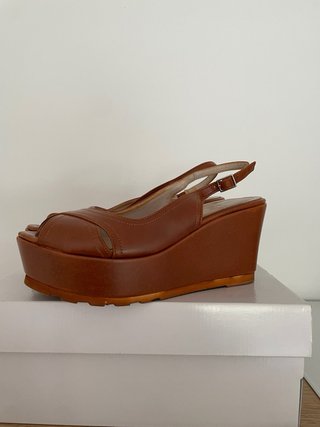Cinti: Sandalias de piel color marrón.