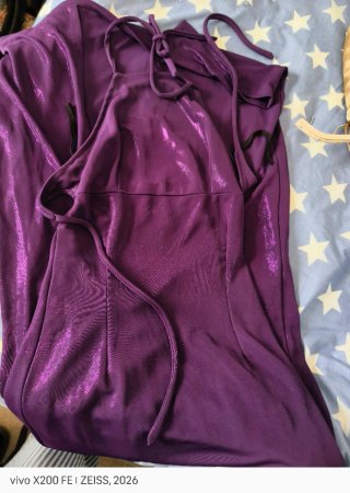 Vestido largo morado brillante, tornasolado