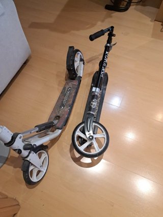 2 Patinetes con Ruedas Grandes