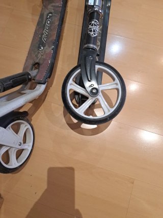 2 Patinetes con Ruedas Grandes