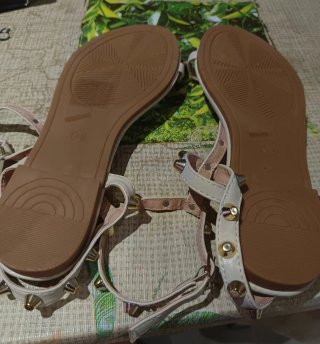Sandalias blancas con tachuelas doradas