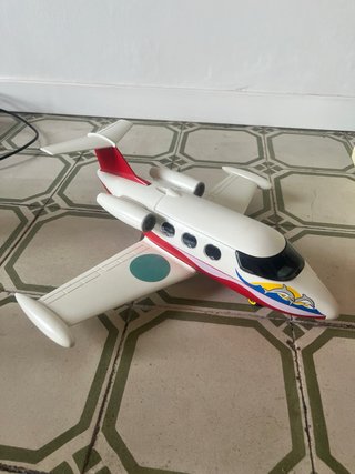 Caja de LEGO con piezas y avión