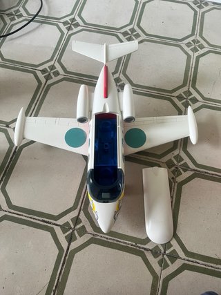 Caja de LEGO con piezas y avión