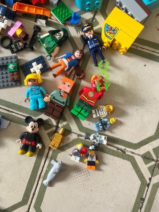 Caja de LEGO con piezas y avión