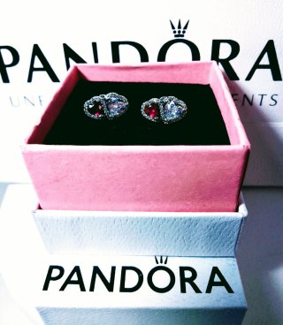Pendientes Pandora Doble Corazón Rojo.
