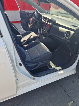 Particular Toyota Auris con garantía