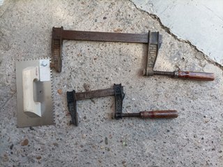 2 gatti di pressione antichi + spatola dentata