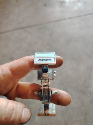 Reloj Nixon Plata y Blanco.
