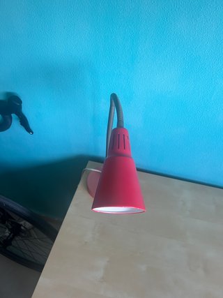 Escritorio IKEA Beige y Rojo