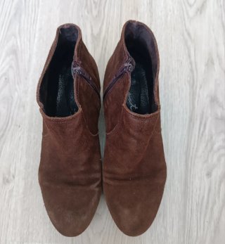 Botines de ante marrones