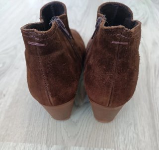 Botines de ante marrones