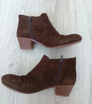 Botines de ante marrones