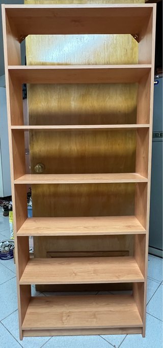 Librería de madera clara