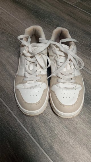 Zapatillas deportivas beige y blancas