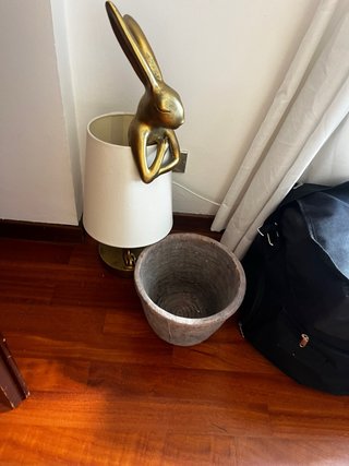 Lampada da tavolo con coniglio dorato