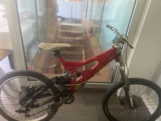 Bici de Descenso Roja