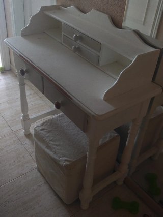 Mesa de estudio de madera blanca