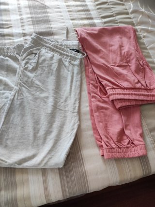 Pantalones de algodón grises y rosas