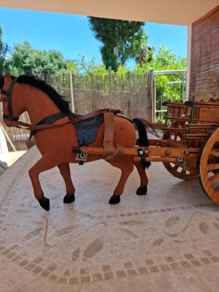 Carreta antigua de madera con caballo