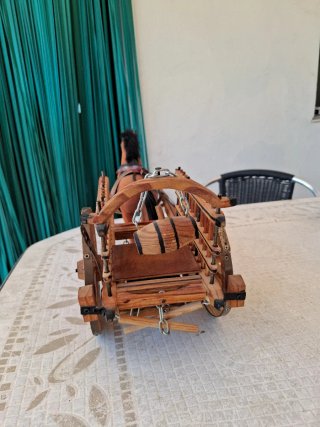 Carreta antigua de madera con caballo