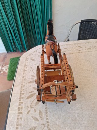 Carreta antigua de madera con caballo