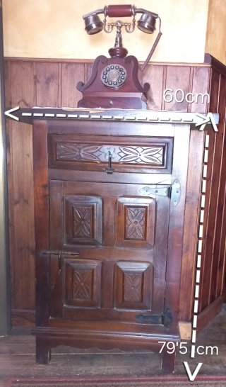 Mueble rústico madera y teléfono vintage