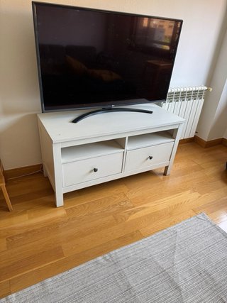 Mesa de TV blanca con cajones