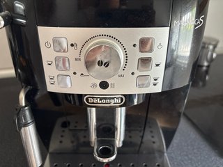 Cafetera DeLonghi Magnifica S Negra