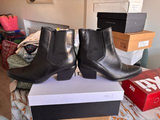 Botas y botines de cuero negro