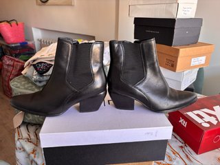 Botas y botines de cuero negro