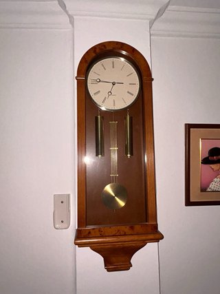 Reloj de pared de madera con péndulo