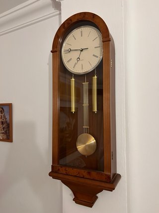 Reloj de pared de madera con péndulo