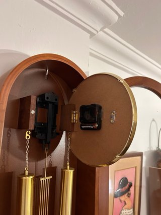 Reloj de pared de madera con péndulo