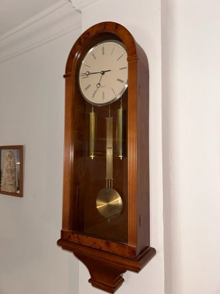 Reloj de pared de madera con péndulo