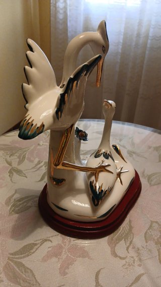 Figura cerámica de dos grullas doradas