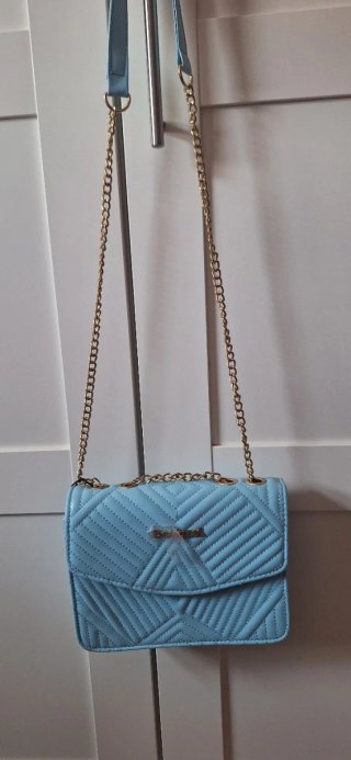 Bolso Desigual bandolera celeste y dorado