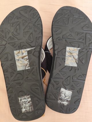 Chanclas Quiksilver Negras y Blancas