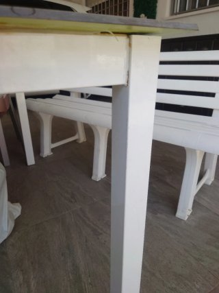 Mesa de jardín verde y blanca