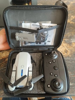 Mini dron gris con control