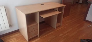Escritorio de madera claro