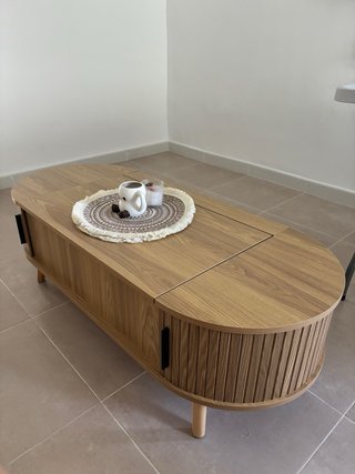 Mesa de centro ovalada de madera con palillería