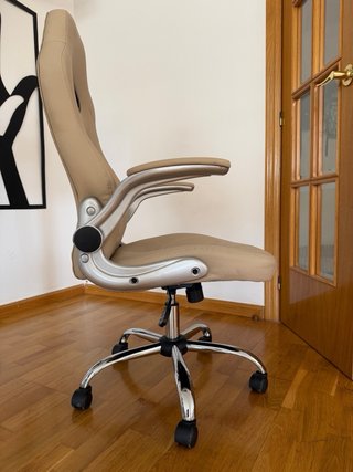 Silla de escritorio beige y plateada