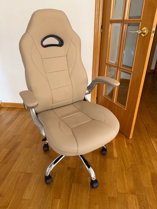 Silla de escritorio beige y plateada